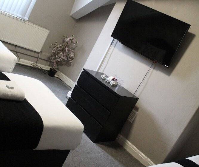 غرفة قياسية ثلاثية حمام مشترك, The Mitre