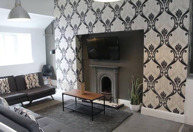 شقة غرفة واحدة, The Mitre