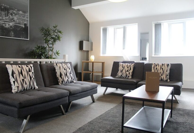 شقة غرفة واحدة, The Mitre