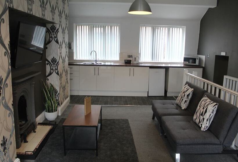 شقة غرفة واحدة, The Mitre