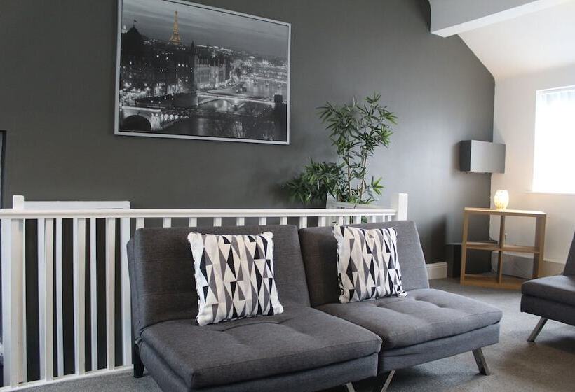 شقة غرفة واحدة, The Mitre