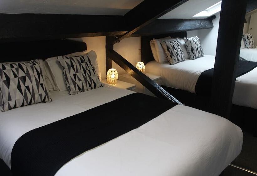 شقة غرفة واحدة, The Mitre