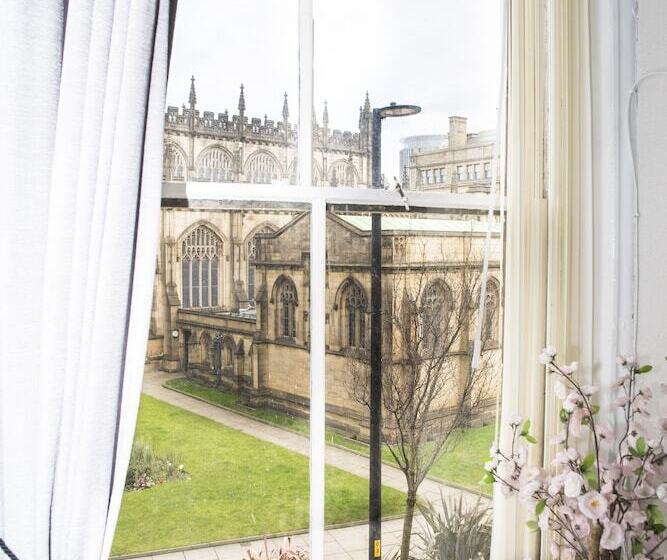 غرفة ديلوكس, The Mitre