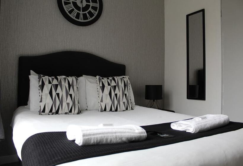 غرفة قياسية, The Mitre