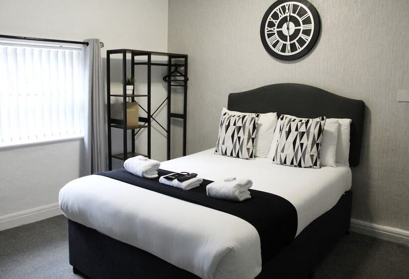 غرفة قياسية حمام مشترك, The Mitre