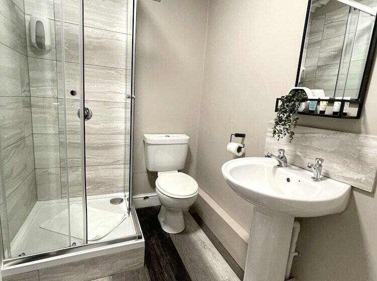 غرفة قياسية فردية, The Mitre