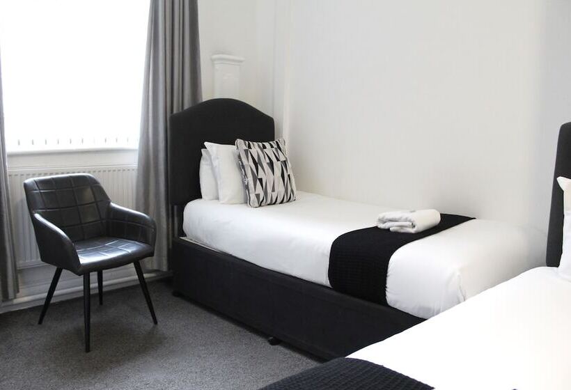 غرفة قياسية ثلاثية, The Mitre