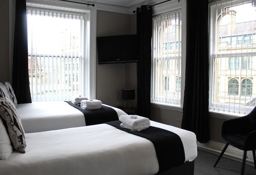 غرفة أساسية عائلية, The Mitre