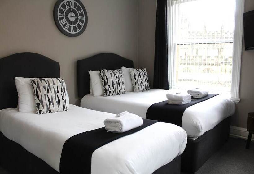 غرفة أساسية عائلية, The Mitre