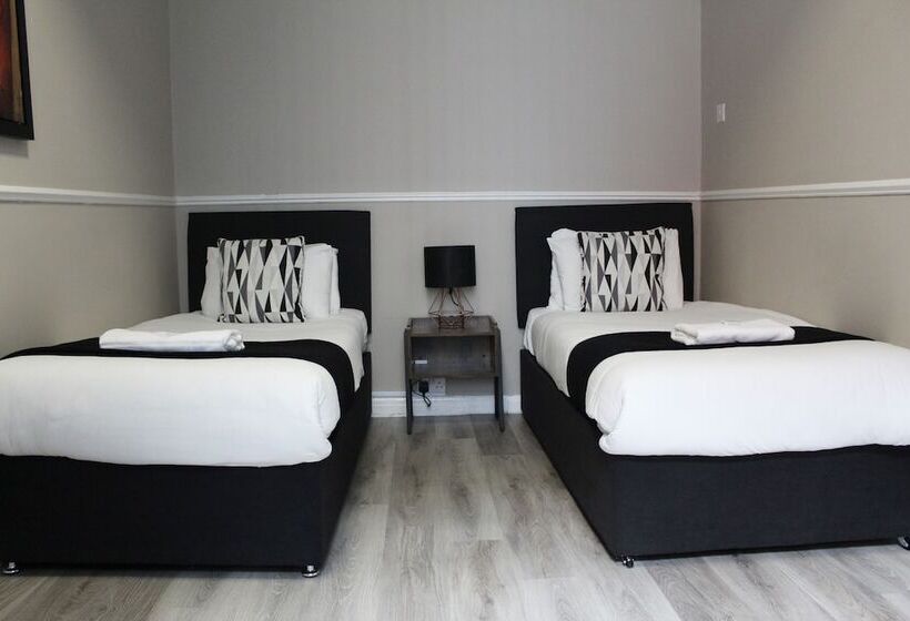 غرفة عائلية, The Mitre