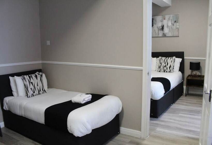 غرفة عائلية, The Mitre