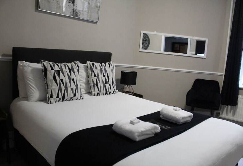 غرفة عائلية, The Mitre