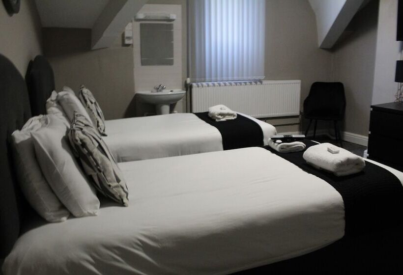 غرفة قياسية ثلاثية حمام مشترك, The Mitre