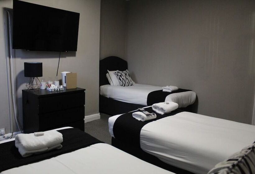 غرفة قياسية ثلاثية حمام مشترك, The Mitre