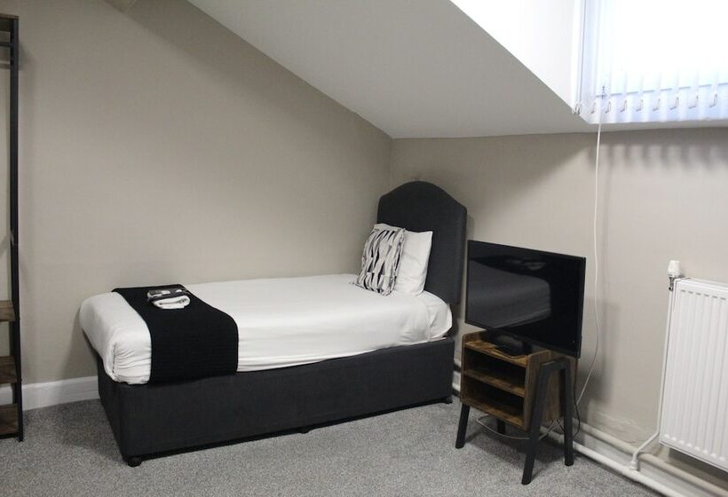 غرفة قياسية ثلاثية حمام مشترك, The Mitre