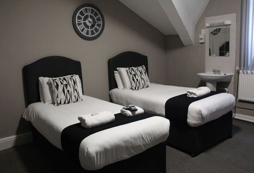 غرفة قياسية ثلاثية حمام مشترك, The Mitre