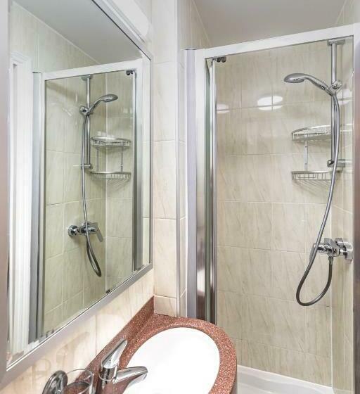 חדר סטנדרט לשלושה, The Nayland