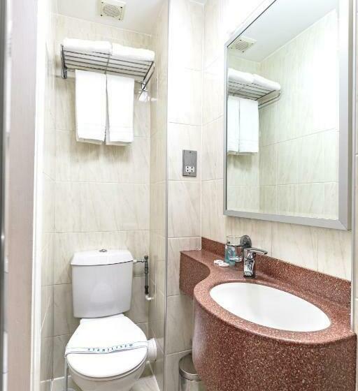 חדר סטנדרט לשלושה, The Nayland