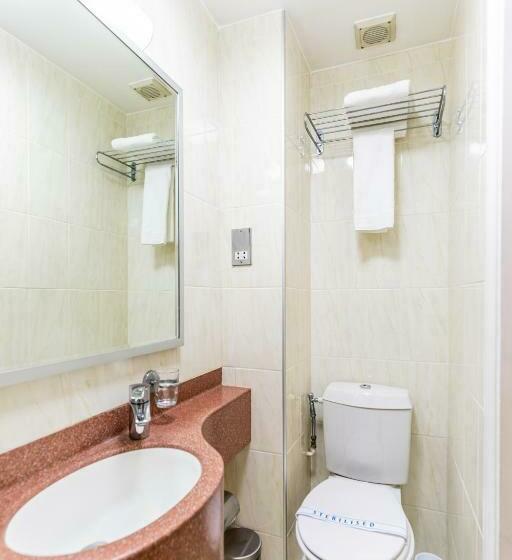 חדר סטנדרט לשלושה, The Nayland