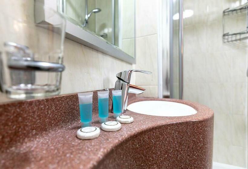 חדר סטנדרט לשלושה, The Nayland