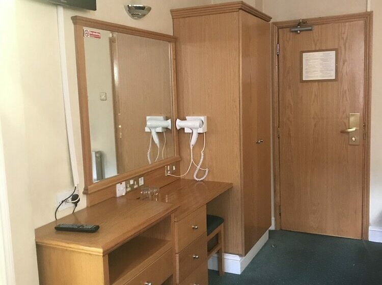 חדר משפחתי, The Nayland