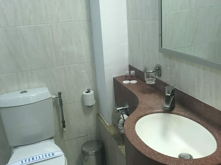 חדר משפחתי, The Nayland