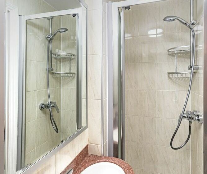 חדר משפחתי, The Nayland