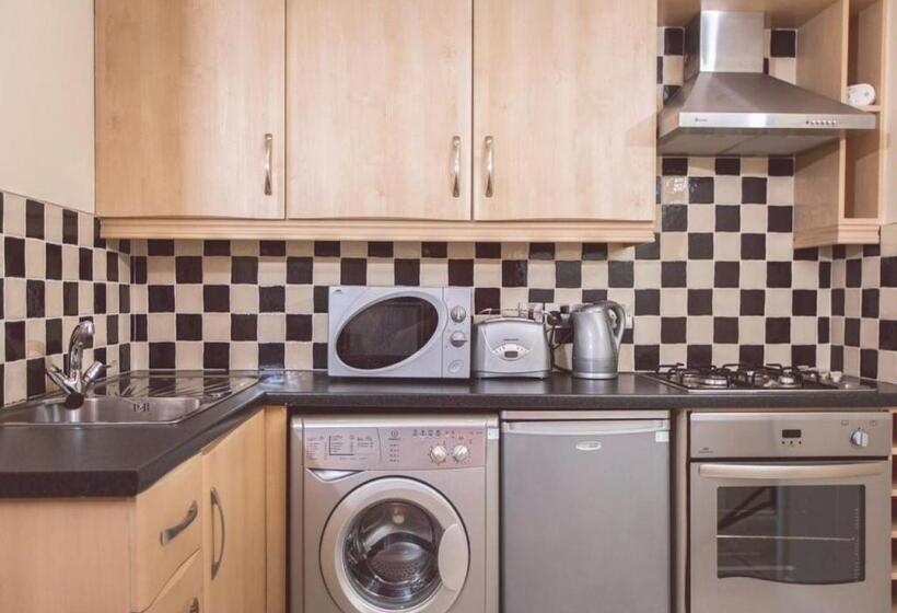 דירת חדר, The Malone