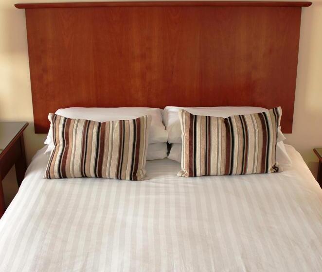 غرفة قياسية, Macdonald Tickled Trout