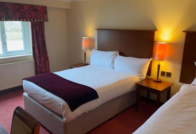 غرفة عائلية, Macdonald Tickled Trout