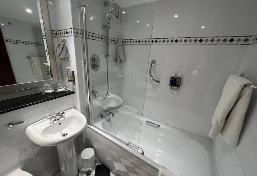 غرفة قياسية, Macdonald Tickled Trout