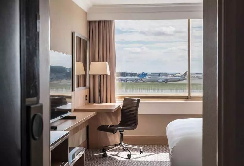 景色の見えるスーペリアルーム, Renaissance London Heathrow
