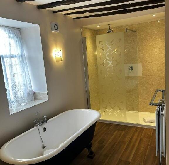 수피리어 스위트, The Rose And Crown