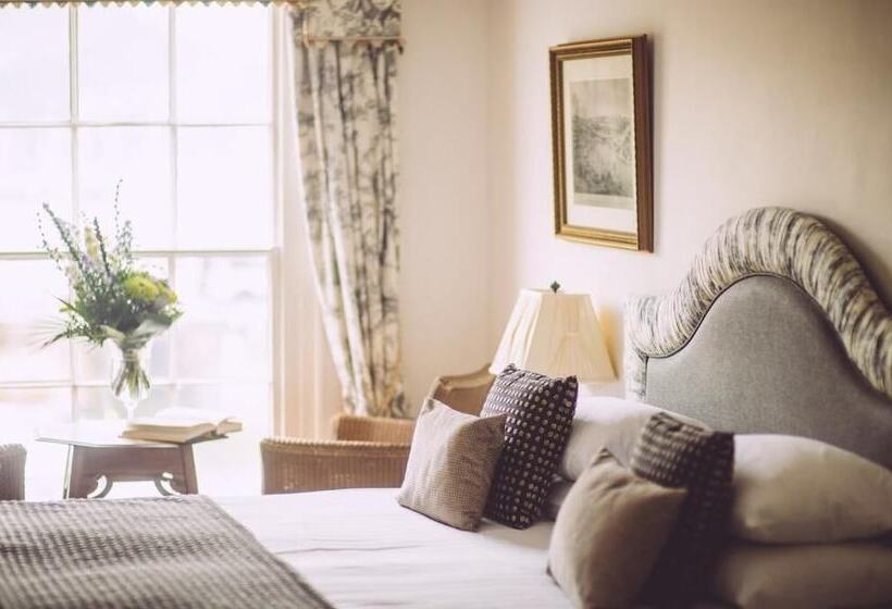 اتاق استاندارد با چشمانداز رودخانه, The Royal Castle