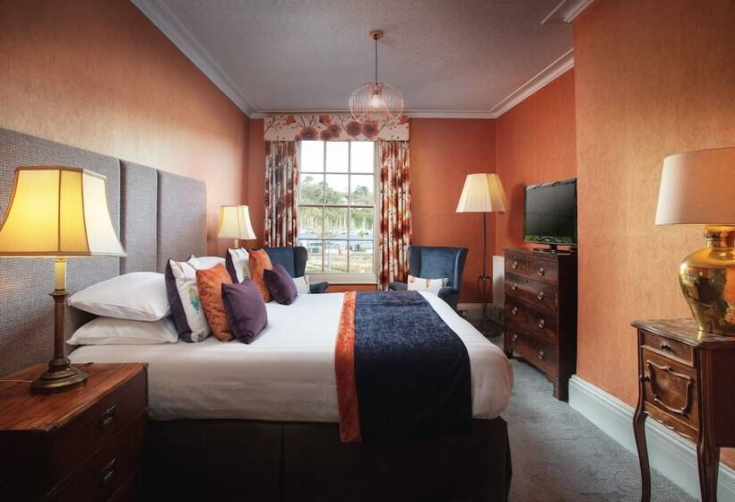 اتاق استاندارد با چشمانداز رودخانه, The Royal Castle