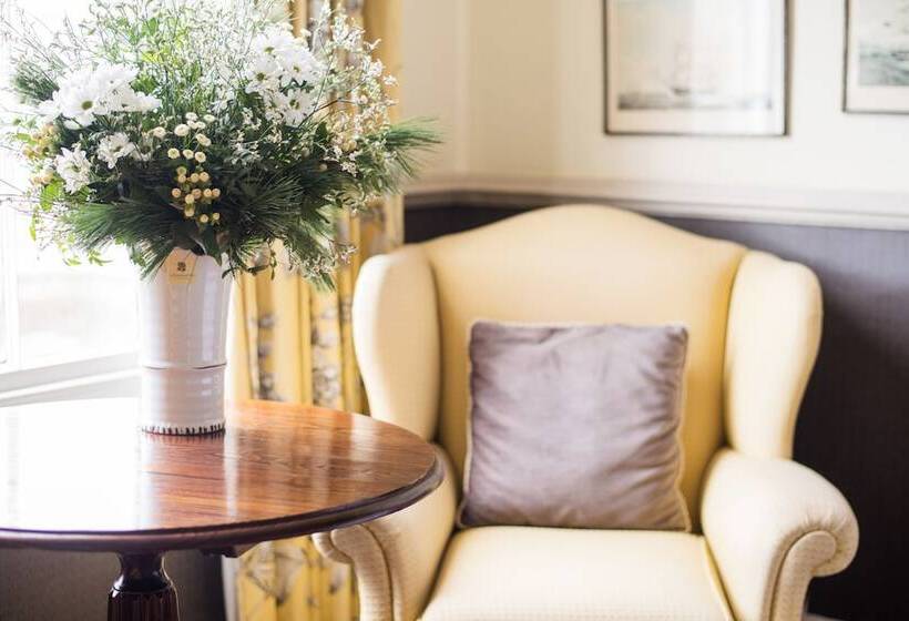 اتاق استاندارد با چشمانداز رودخانه, The Royal Castle