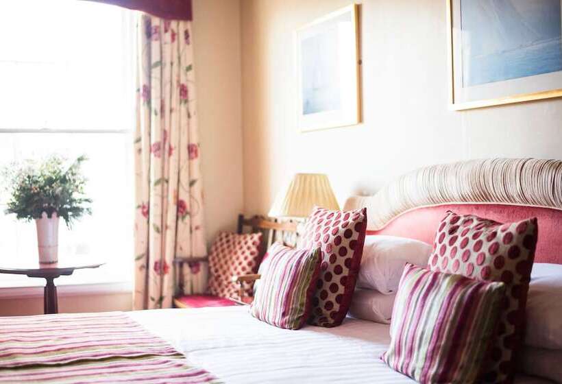 اتاق استاندارد با چشمانداز رودخانه, The Royal Castle