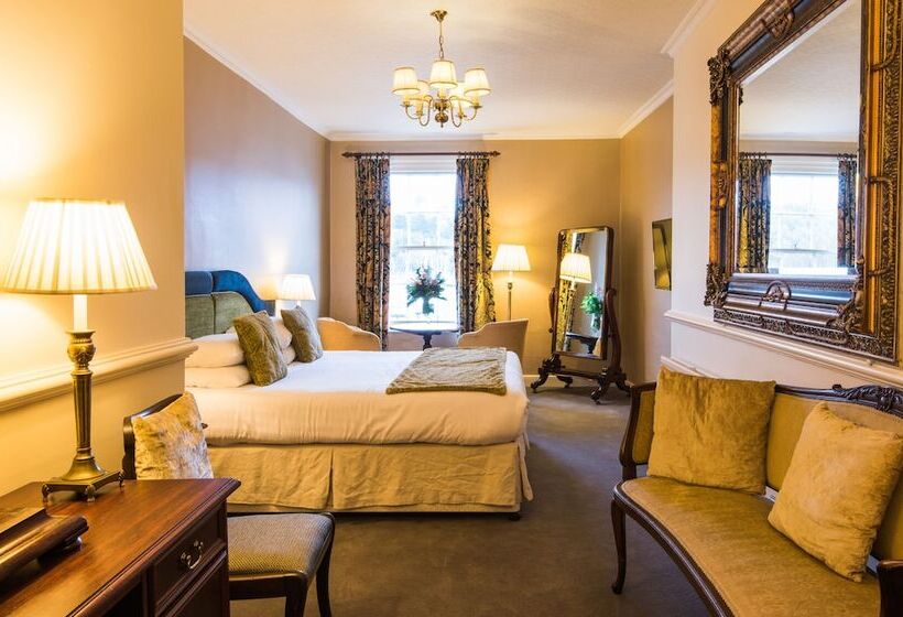 اتاق استاندارد با چشمانداز رودخانه, The Royal Castle