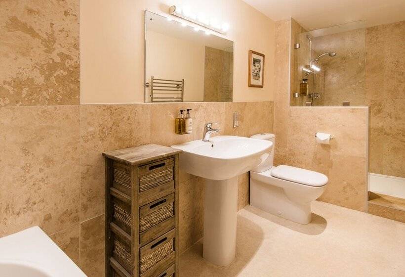 اتاق خانوادگی, The Royal Castle