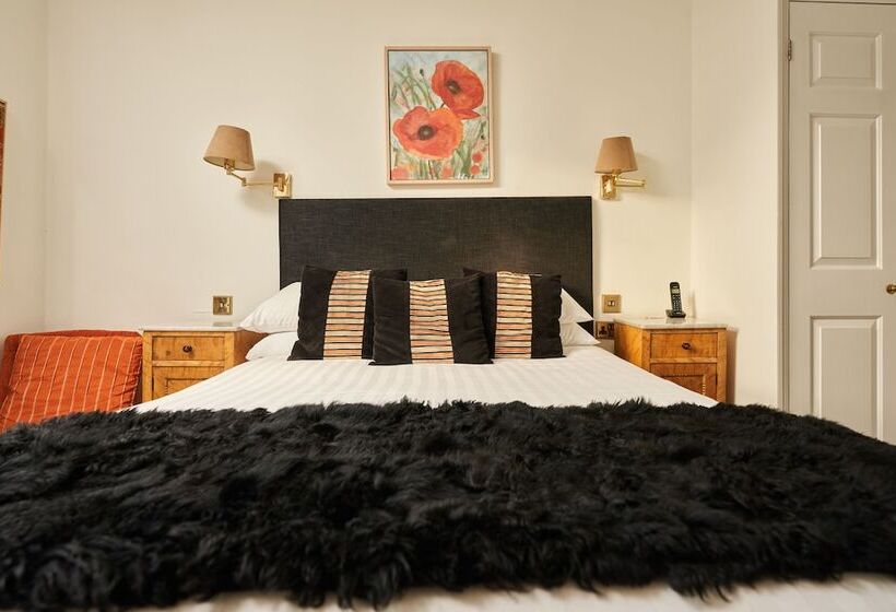 اتاق استاندارد یک نفره, The Royal Castle