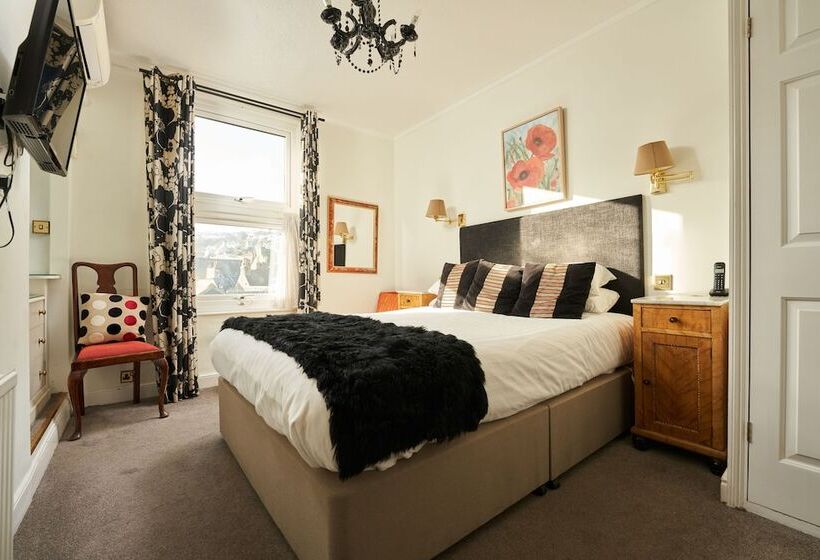 اتاق استاندارد یک نفره, The Royal Castle