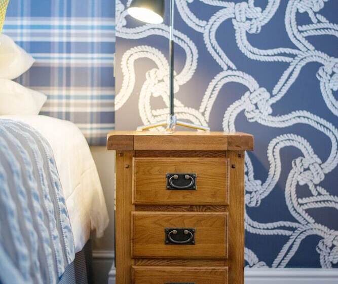 اتاق استاندارد یک نفره, The Royal Castle