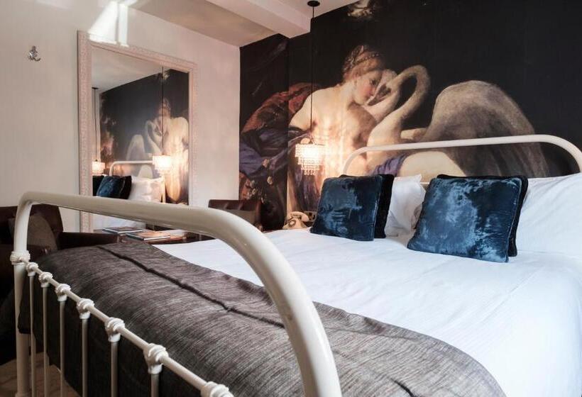 Номер Стандарт, The White Swan