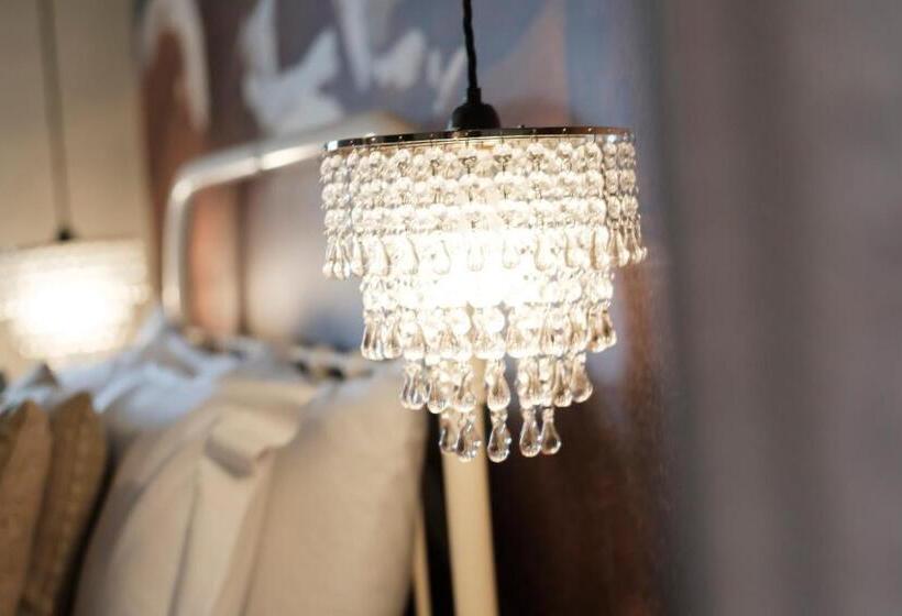 Номер Стандарт, The White Swan