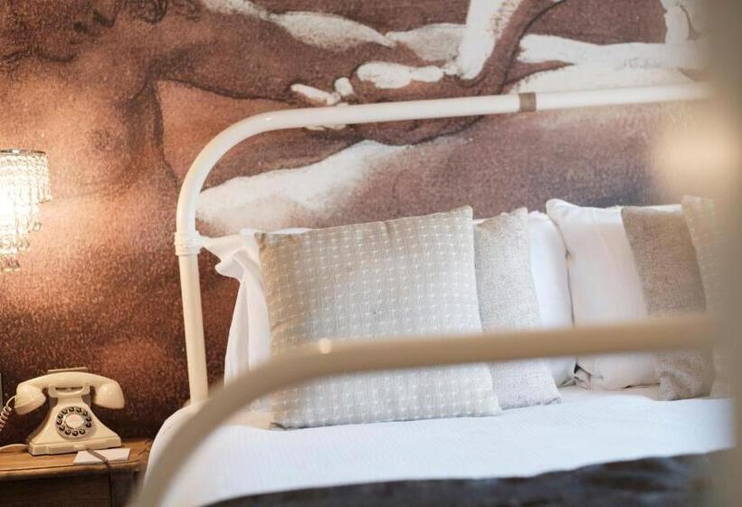 Номер Стандарт, The White Swan