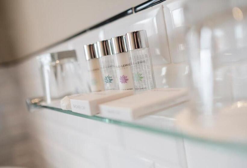 Номер Стандарт, The White Swan