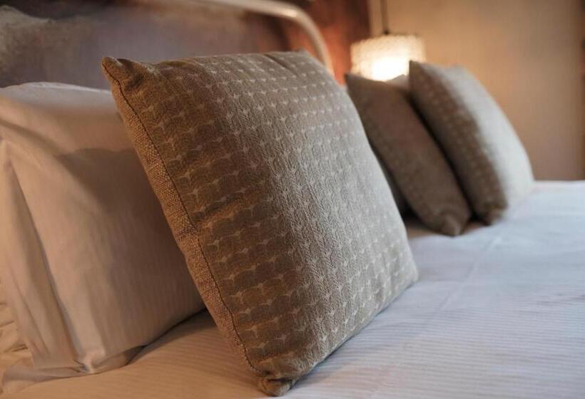 Номер Стандарт, The White Swan