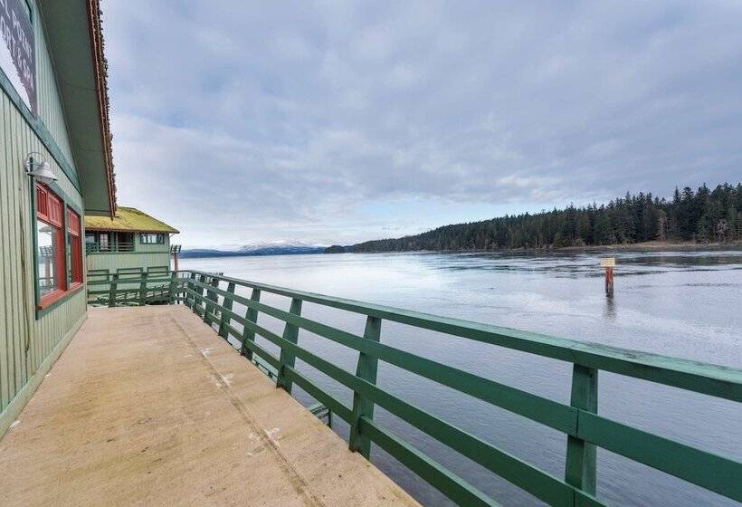 Deluxe Suite, April Point Resort