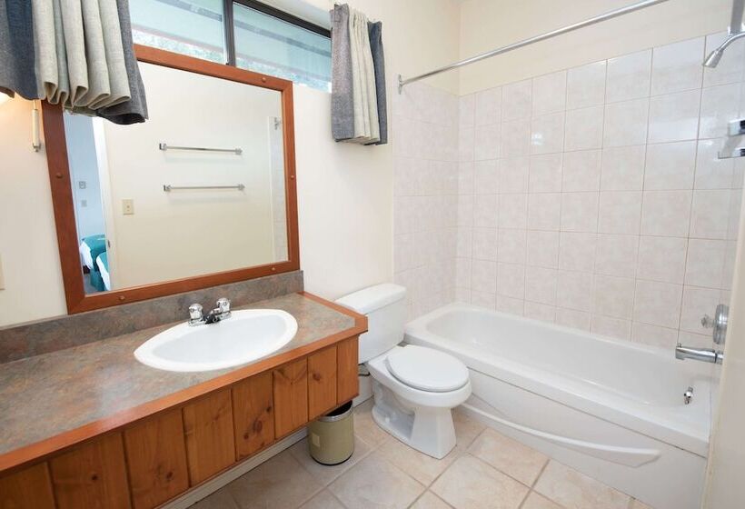 Deluxe Suite, April Point Resort