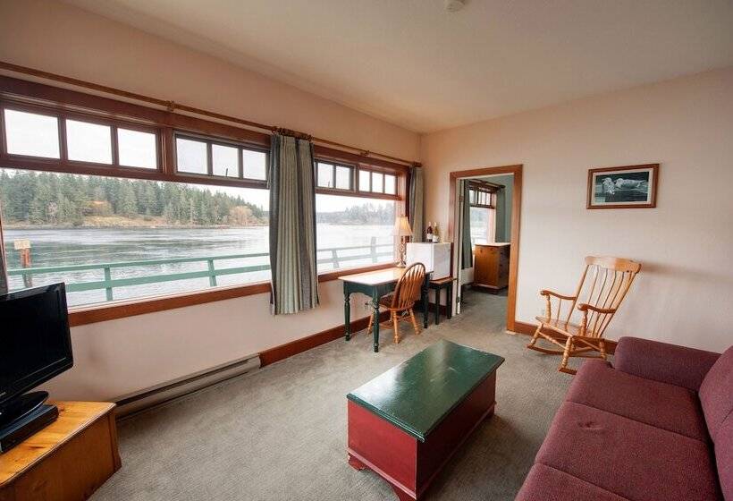 Deluxe Suite, April Point Resort